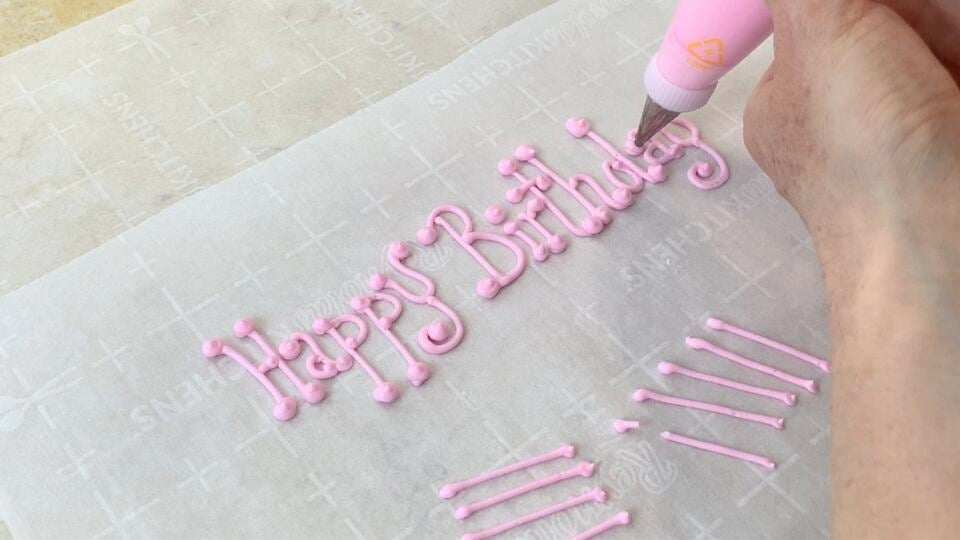 writing-on-cakes-with-buttercream-my-cake-school