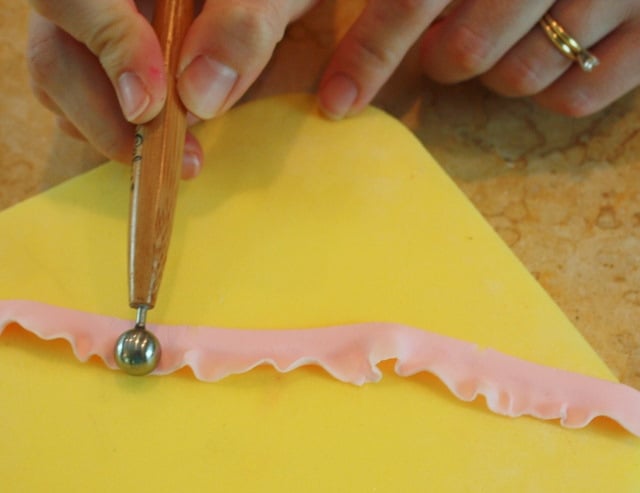 how to make a fondant ribbon border