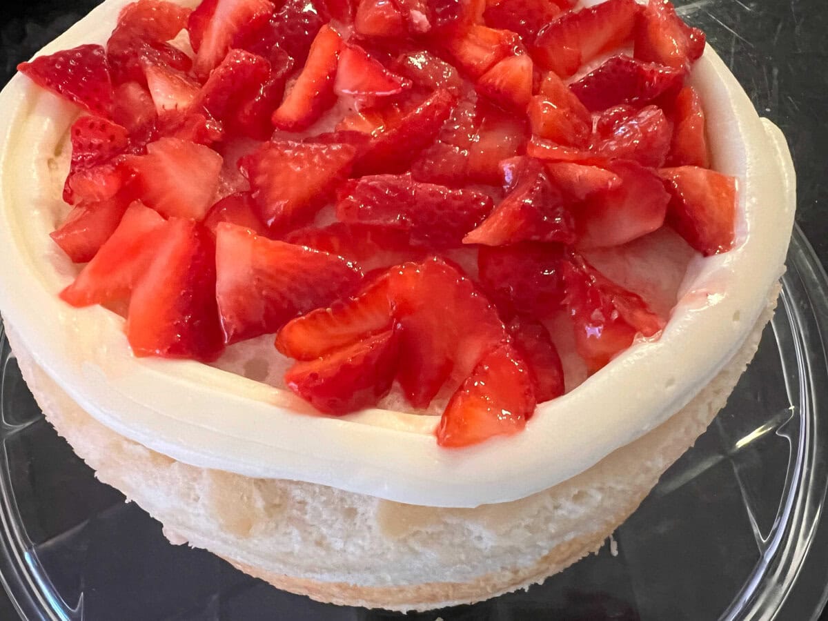 sliced strawberries on the cake, within the dam.